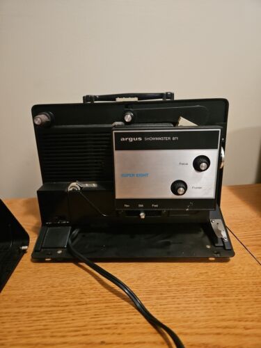 ARGUS SHOWMASTER 871 SUPER EIGHT MOVIE PROJECTOR. Powers on. SUPER EIGHT!