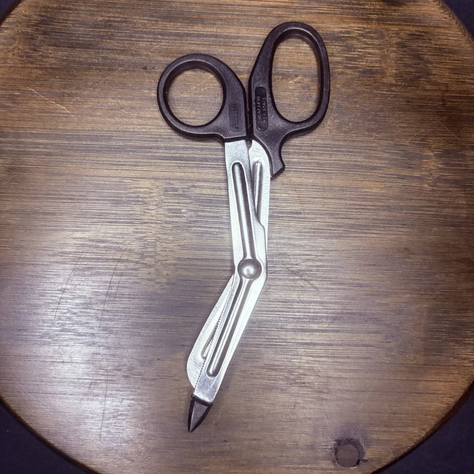 Pack Of (4) Trauma Shears 5.5" Stainless EMT Scissors w/Rubber Safety Tip - Image 2 of 4