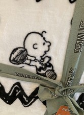 Peanuts Snoopy Charlie Brown Football Full Queen Plush Blanket 90x90 NWT
