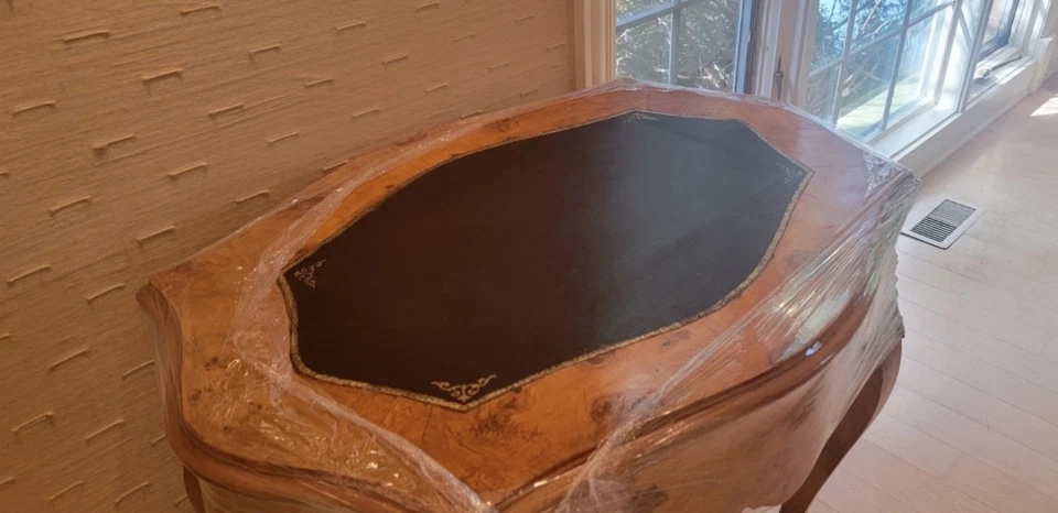 Mesa de escritorio con tapa de cuero estilo francés antiguo $1300 adorno Ormolu con un cajón Foto 3 de 4