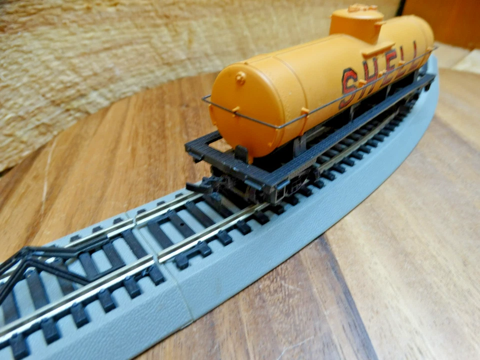 TYCO HO Scale 43' SHELL Single Dome Tank Car - Image 4 of 4