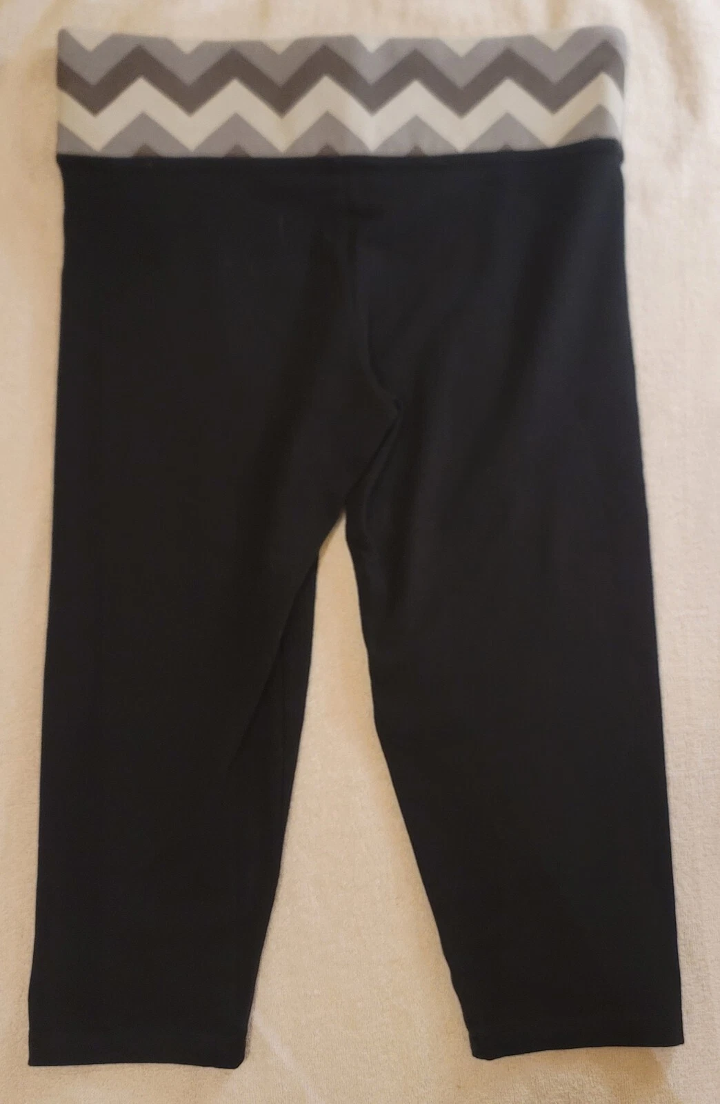victoria-secret-vs yoga logo cropped leggings