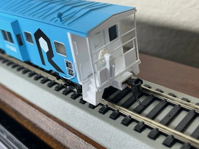 ROCK ISLAND " ROCK " BAY WINDOW CABOOSE - HO SCALE w/INTERIOR PLATINUM - RTR NEW - Image 4 of 4