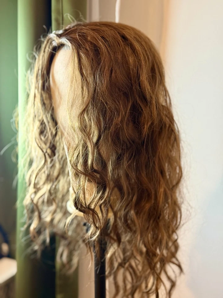 Topper de pelo largo ondulado medio marrón miel reflejos - aspecto natural Foto 2 de 4