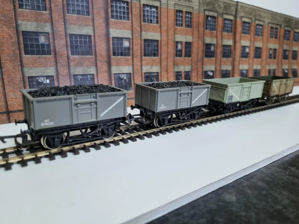 Hornby/Bachmann 16T Mineral Wagons (x4) with & without loads. - Image 3 of 4