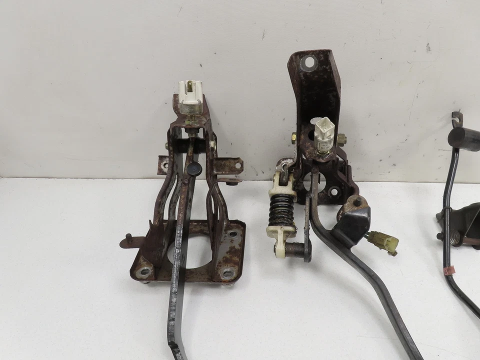 87 丰田 Supra MK3 #1303 踏板套装,5pd 手动,离合器,制动器,油门 — 第 2/4 张图片