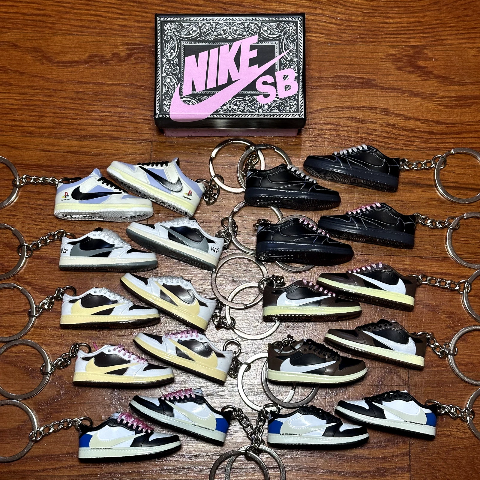 Mini porte clés baskets Nike Air Jordan 1 Low Travis Scott 3D et boîte à chaussures option
