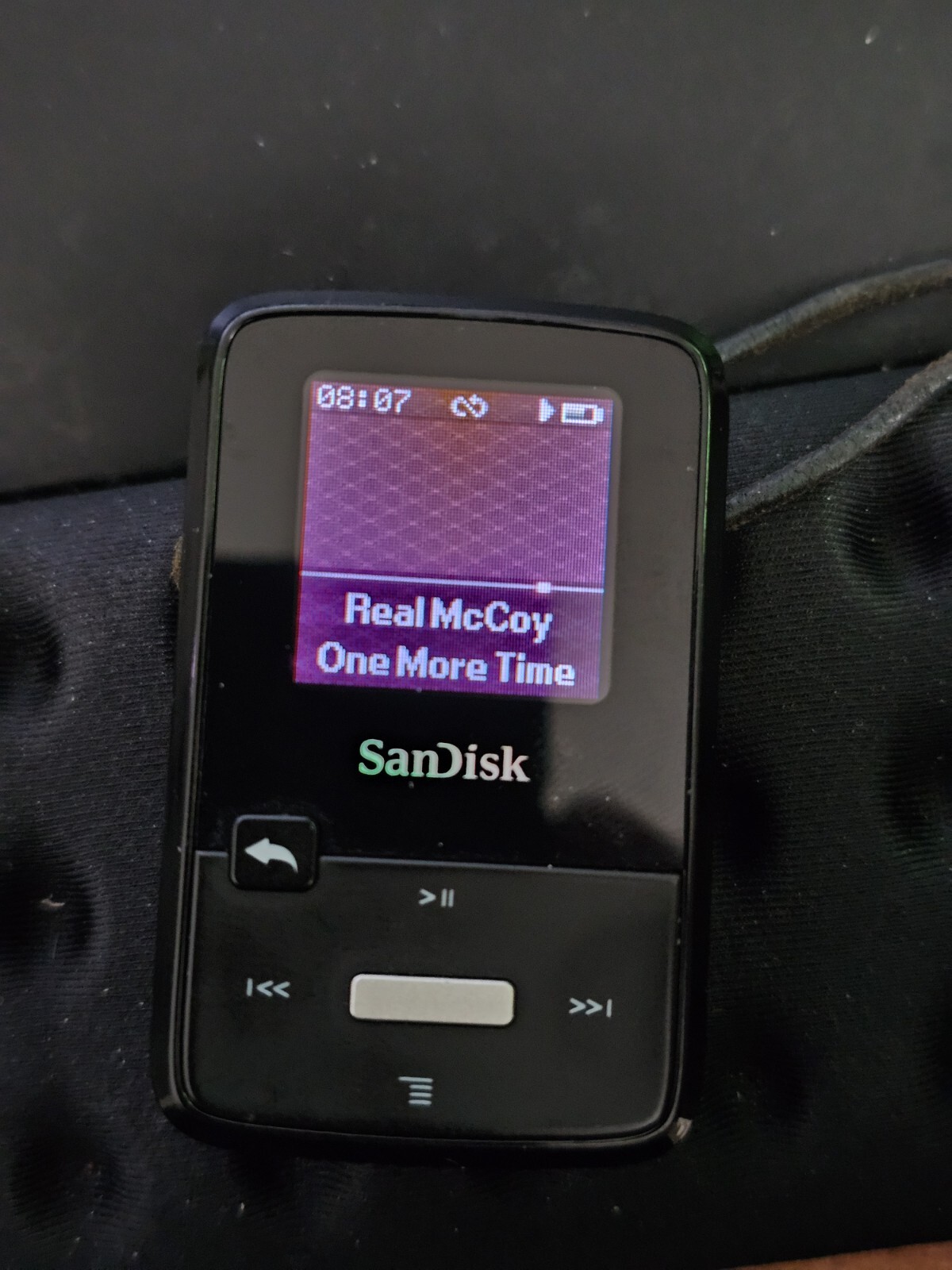 SanDisk Sansa Clip 8GB Media Player Mp3 Inc 16gb Sd Card & Sennheiser