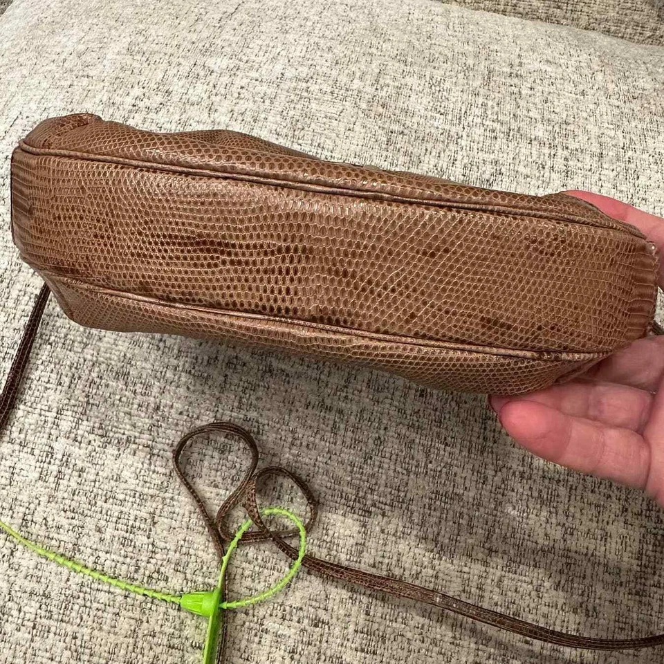 Bolsa de mão Judith Leiber feminina de couro com estampa de cobra marrom claro com joias e strass - Imagem 4 de 4