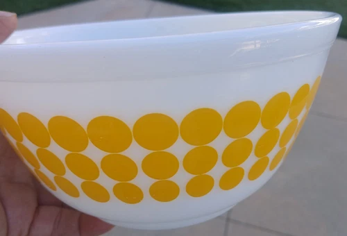 PYREX YELLOW POLKA Dot #402 1.5 QT NESTING  MIXING BOWL  USA EXCELLENT CONDITION