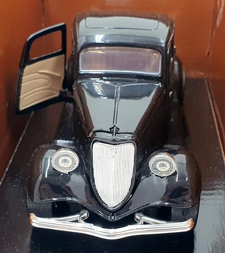 Motor Max 1/18-24 Scale 75152 - 1940 Ford Sedan Red - 1934 Ford Coupe Black - Picture 4 of 5