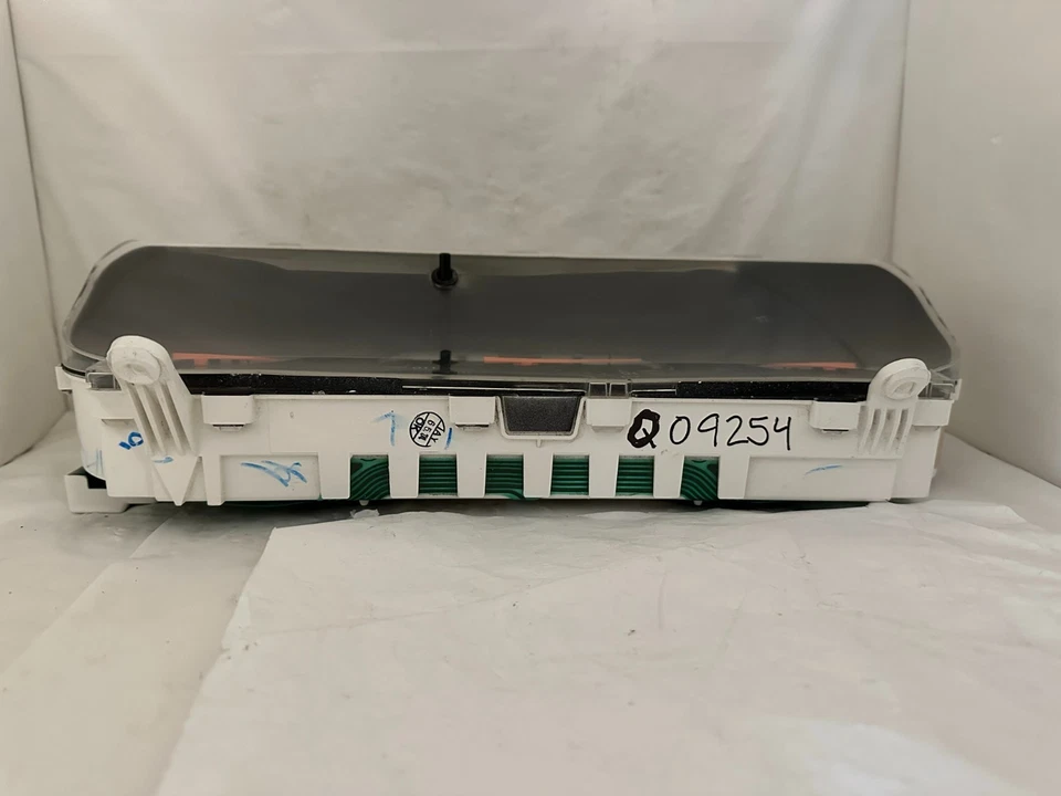 Cuadro de instrumentos velocímetro Toyota Tundra 2003 y 2004 6 cilindros. 143.280 millas Foto 2 de 3