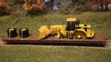 Roundhouse UP, Union Pacific 60' flat car with Norscot Cat wheel loader load