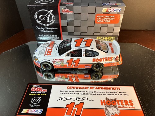 Brett Bodine #11 Hooters 20th Anniversary 2003 Ford Taurus Authentics 1:24 1.585