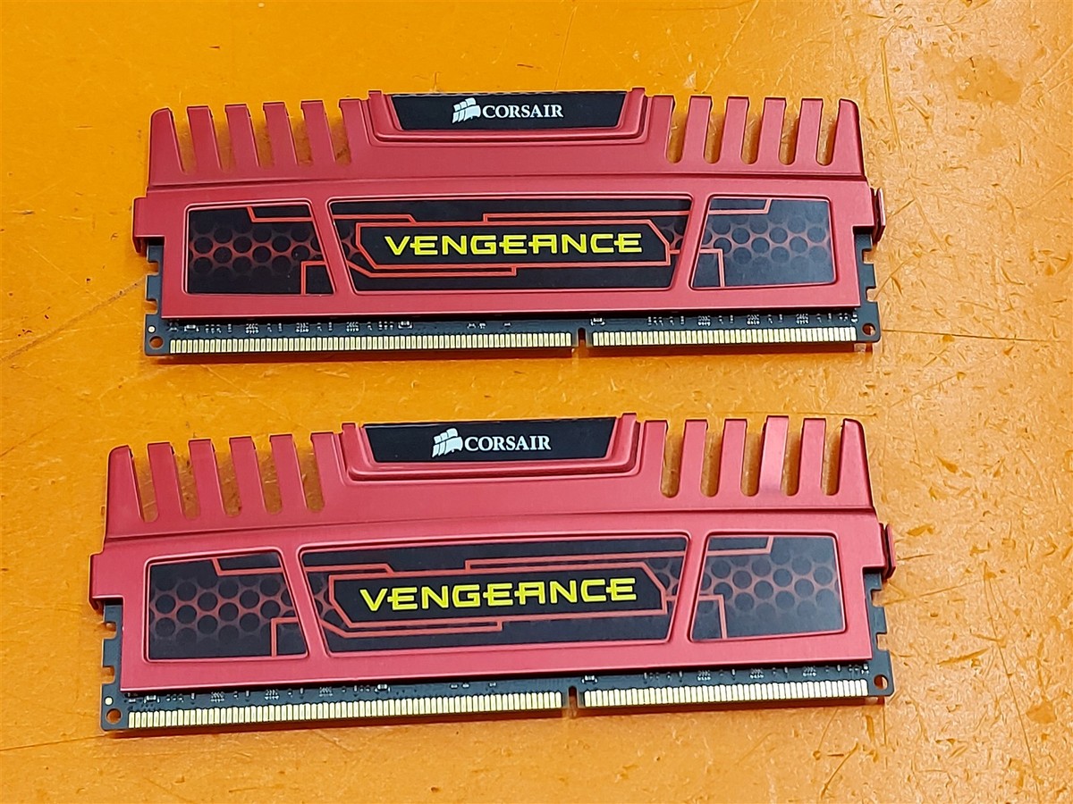 CORSAIR VENGEANCE DDR3 メモリー レッド　8G x 2 RAM Corsair Vengeance 16GB (2x8GB) DDR3 1866 PC3-15000 Desktop