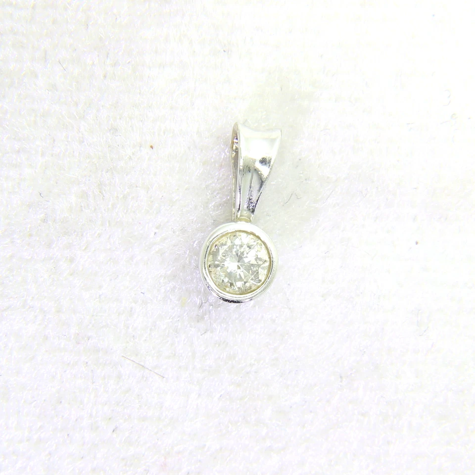 Colgante de diamantes de oro blanco de 9 quilates de 0,25 quilates Foto 2 de 4