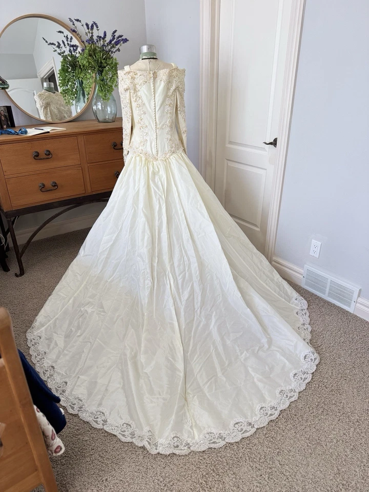 Vestido de novia vintage de encaje con cuentas marfil Demetrios de los años 80 con tren desmontable Foto 4 de 4