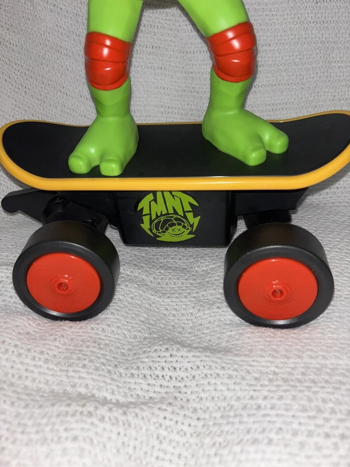 Teenage Mutant Ninja Turtle en monopatín 2023 sin control remoto Foto 3 de 4