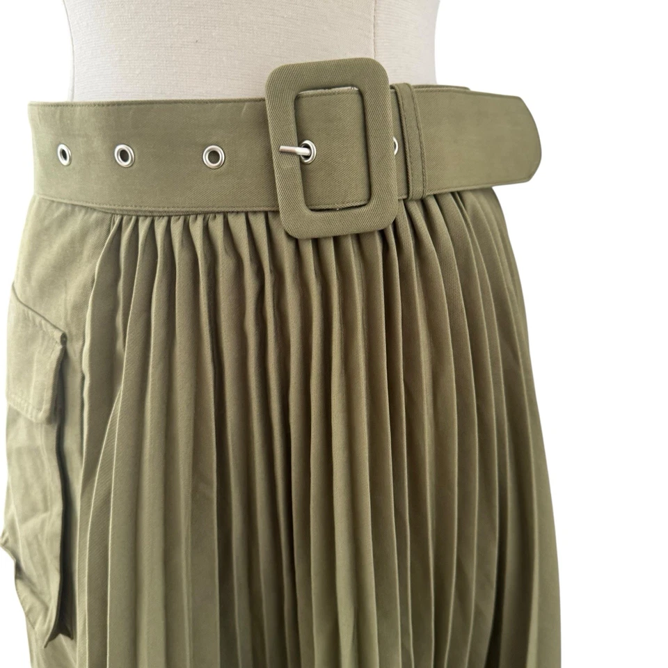 Falda midi de carga plisada oliva Mare Mare Anthropologie pequeña falda de bolsillo utilitaria Foto 2 de 4