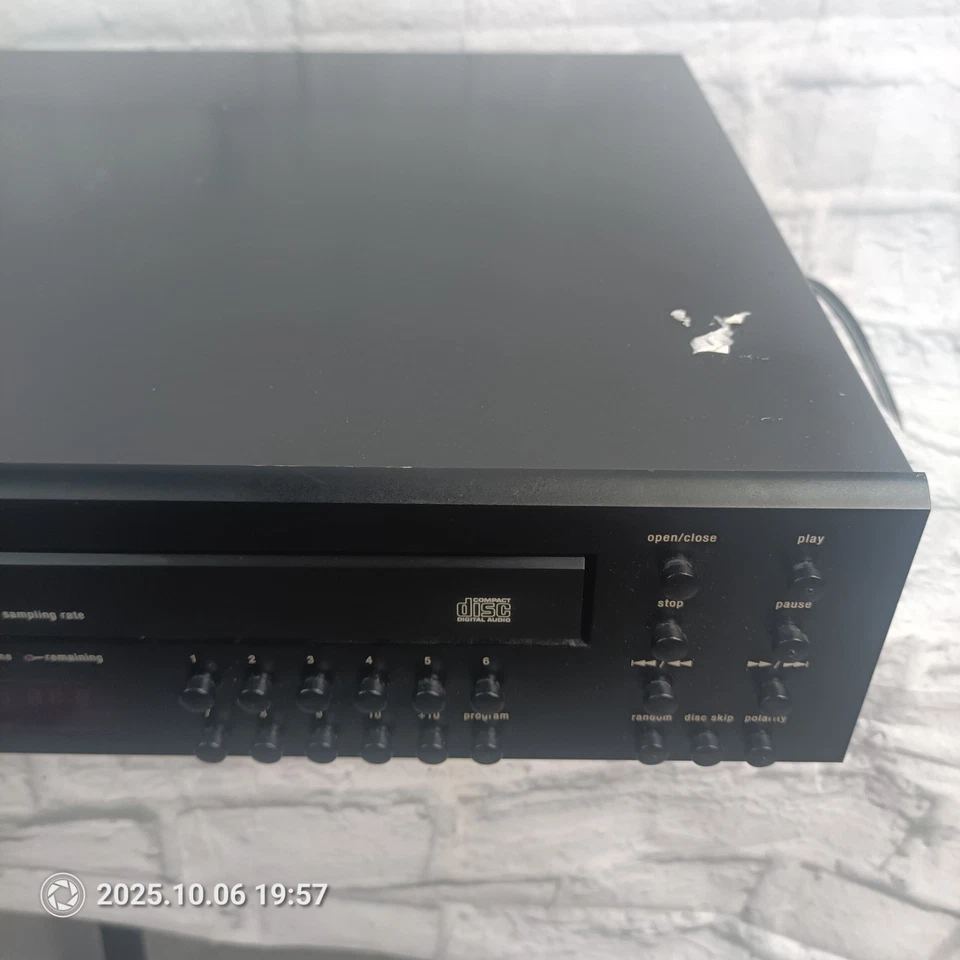 ADCOM GCD-600 5 Disc CD Player Changer (Not Ejecting) Powers on. As IS - Image 3 of 4