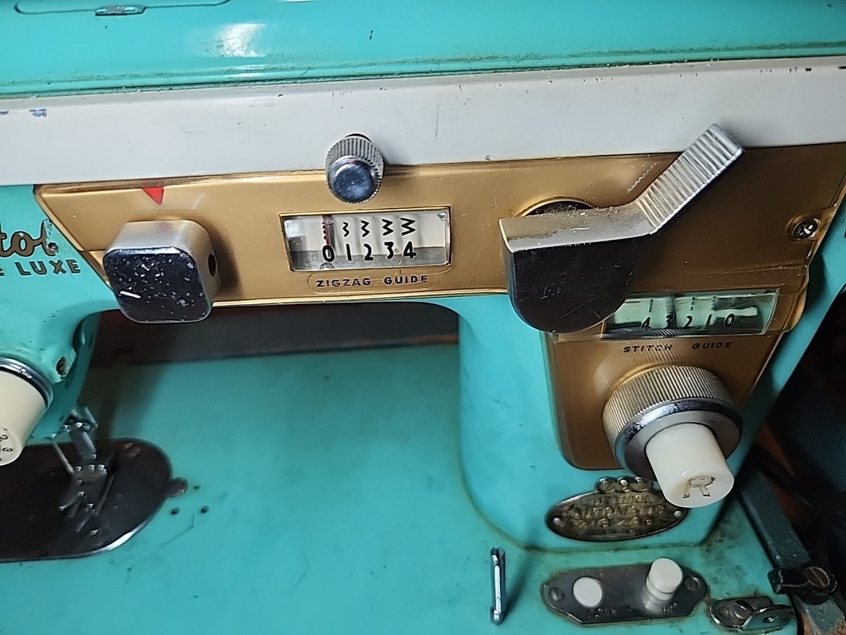 Vintage Sewing Machine Capital Deluxe Automatic ZIG-ZAG De Luxe