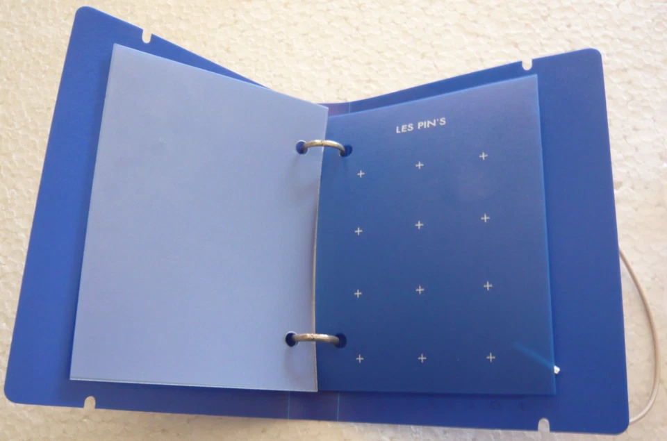 Rare mini classeur pour 24 pin's avec une serie de 11 pin's tous différents - Photo 2/4