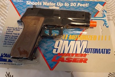 NOS SEALED Vintage Larami 9MM AUTOMATIC Motorized Water Laser Squirt Gun 9952-0
