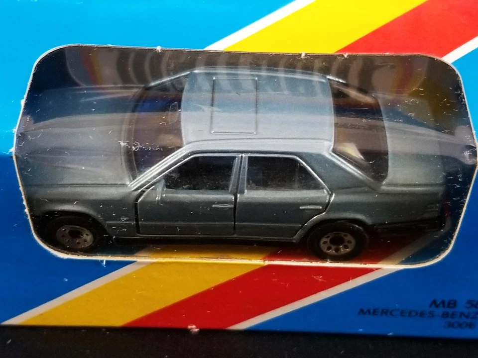 Matchbox Mercedes-Benz 300E / 1987 / No Emblem / Rare Unpunched Blue Box - Image 3 of 4