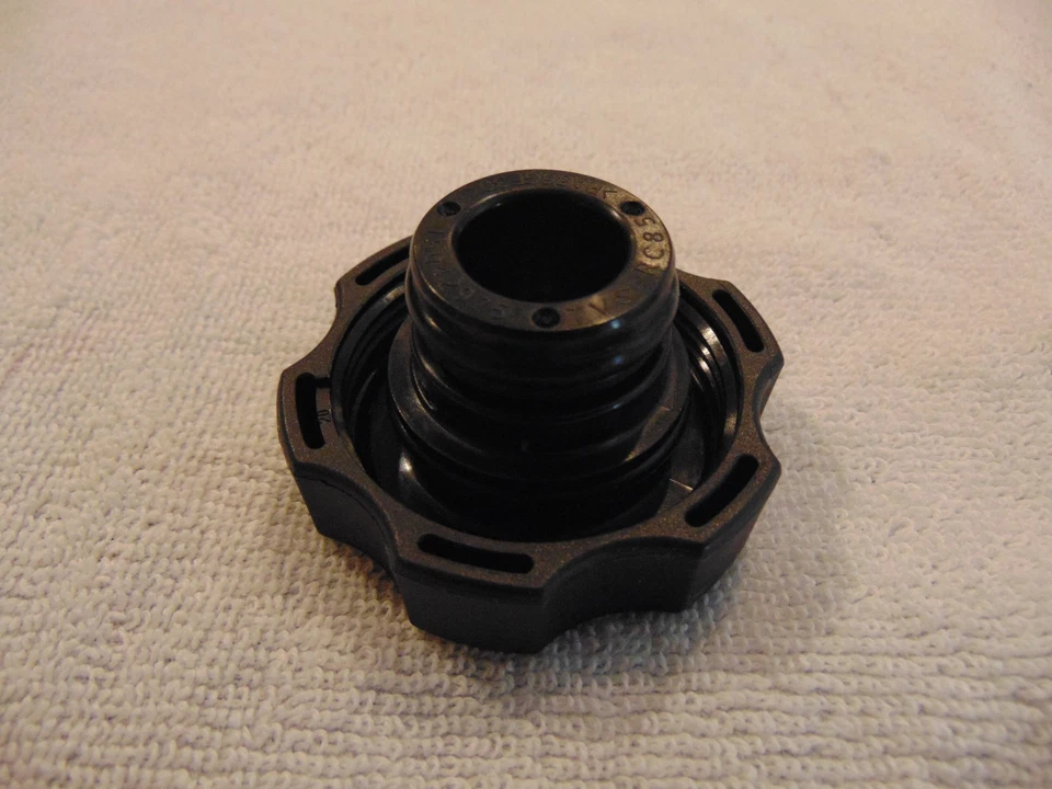 TAPA RADIADOR CHEVROLET COLORADO EXPRESS SAVANA VAN TRAILBLAZER SSR 15042975 Foto 2 de 3