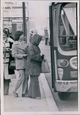 1976 Commuters Board Crosstown Bus In Sub-Zero Temperatures Weather Photo 7x9