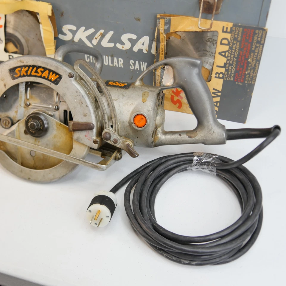 Винтажная циркулярная пила Skilsaw модель 77 7-1/4 дюйма суперпрочная США + лезвия и чехол - Изображение 4 из 4
