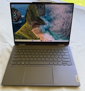 Lenovo Yoga 7 14" OLED Touch 2 in 1 | AMD Ryzen 7 7735U | 16GB RAM | 1TB SSD