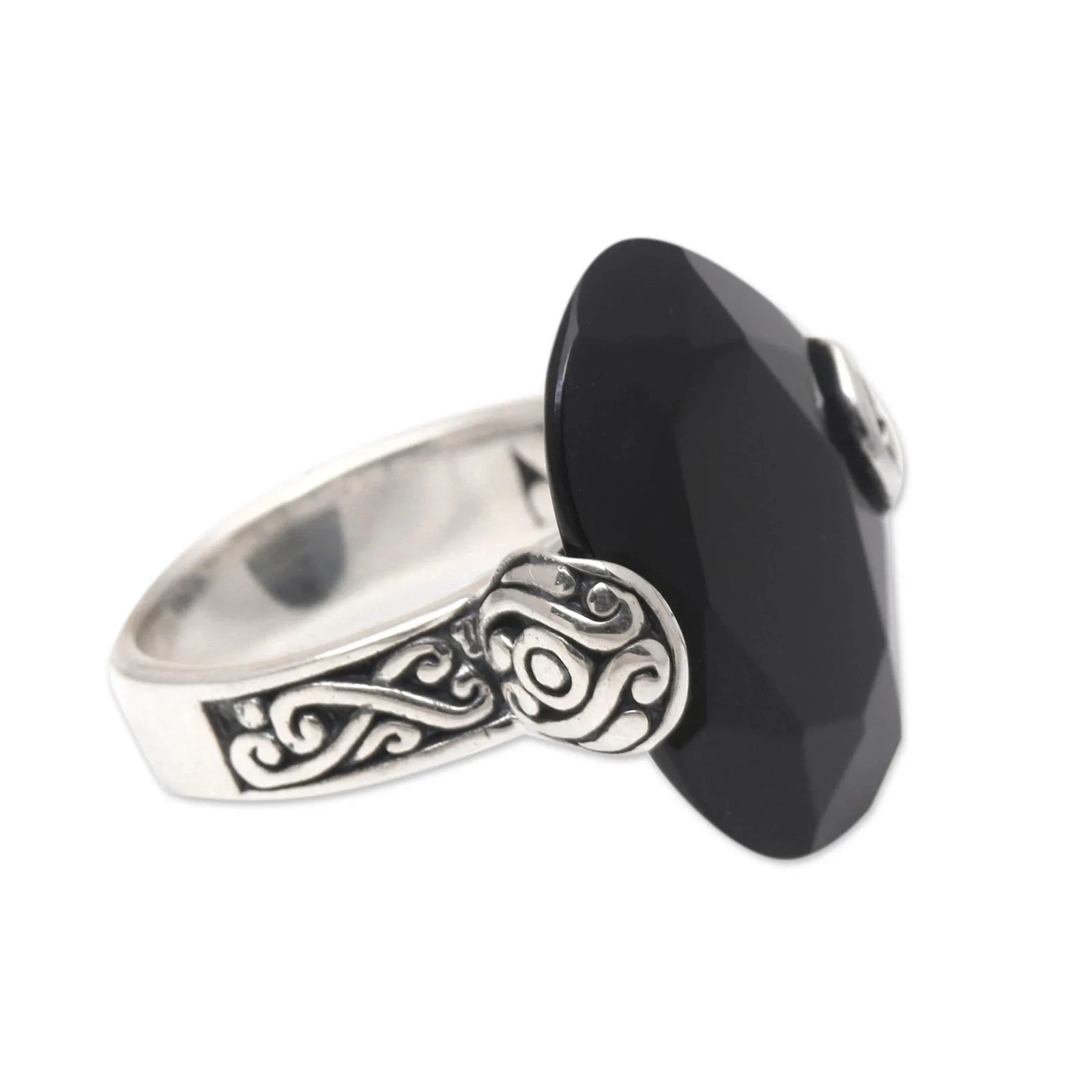 Onyx cocktail ring, 'Mysterious Oval' - product detail image 1