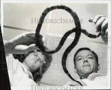 Press Photo Dr. J. Gennaro & lab assistant examine coral snake in Gainesville