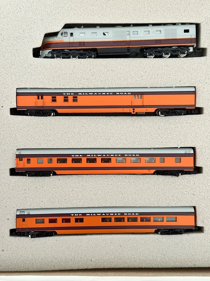 ConCor N Scale Milwaukee Rd Olympian Hiawatha 1 Loco, 1 Dummy, 6 Cars - Image 3 of 4