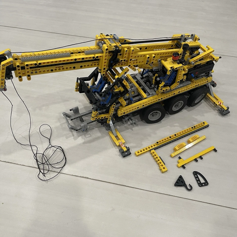 LEGO Technic 8421 Mobile Crane Prebuilt ***incomplete*** READ*** - Image 4 of 4