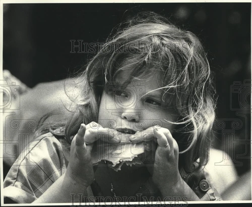 1985 Press Photo French Quarter Festival Kelly Carle eats ham sandwich