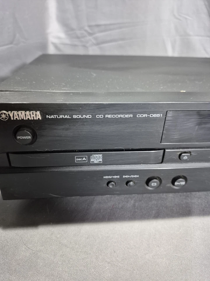 COMBO REPRODUCTOR Y GRABADORA DE CD YAMAHA CDR-D651 DOBLE CUBIERTA sin probar. Se enciende como está. Foto 2 de 4