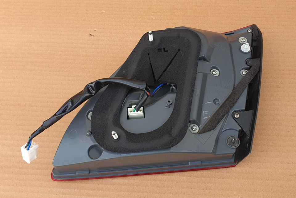 Luz interior del maletero Lexus LS600H 2010-2012 lado izquierdo (lado del conductor) fabricante de equipos originales Foto 4 de 4