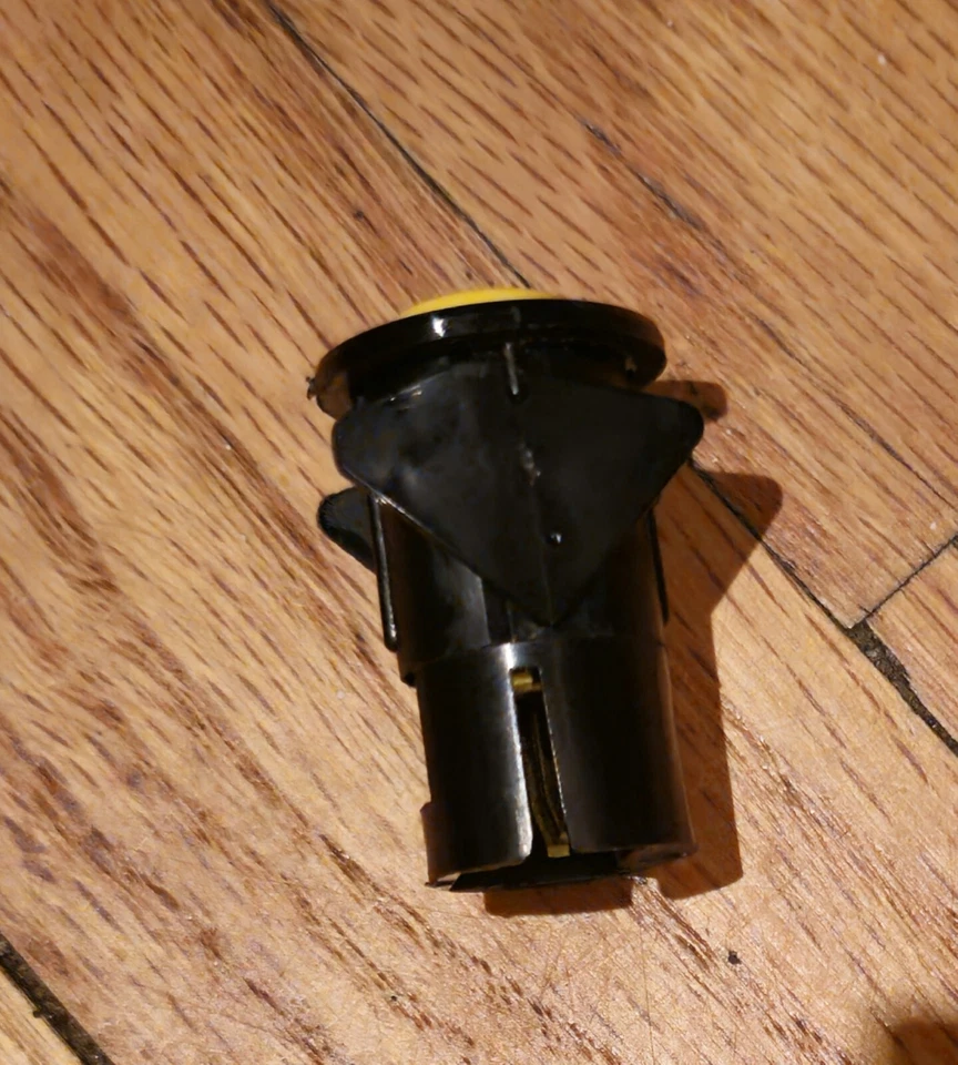 Pontiac Grand Prix 2002 interruptor de liberación de tapa de maletero Foto 4 de 4