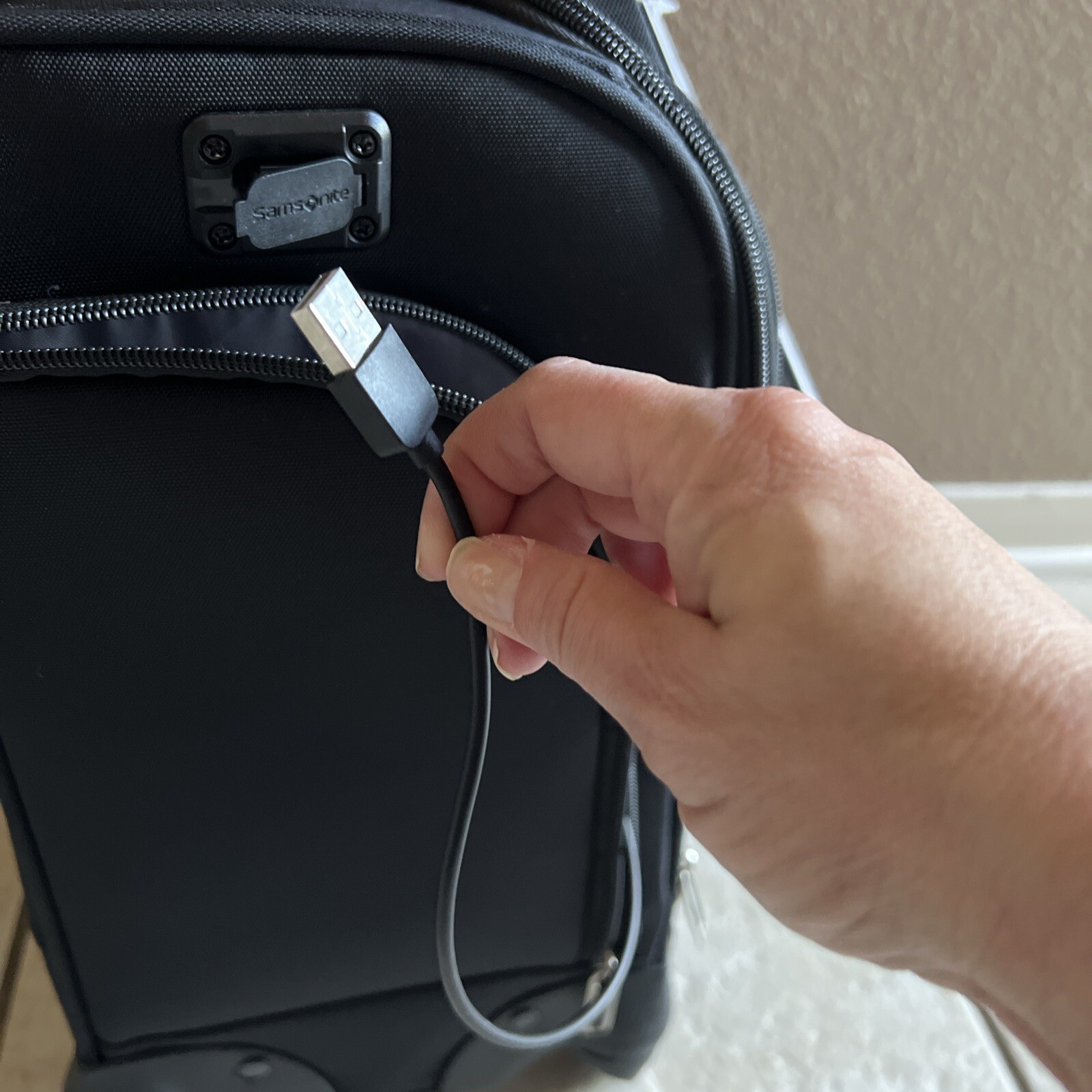 Samsonite Wheeled Underseat Travel Spinner With USB Port - Black