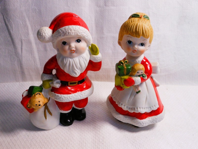 Vintage 80s Homco  5401  Christmas Pair Girl & Boy with presents