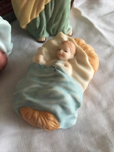 HALLMARK KEEPSAKE ORNAMENTS THE HOLY FAMILY NATIVITY SCENE 3 PIECE SET 1998 - Picture 2 of 7