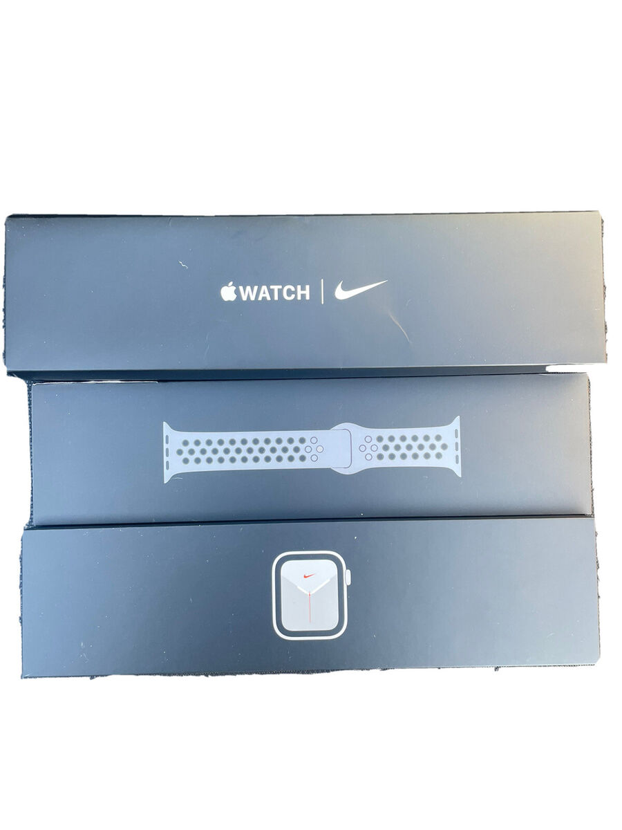 Apple Watch SE Nike 40mm Aluminum Case with Pure Platinum Apple Watch SE Nike 40mm Aluminum Case with Pure Platinum