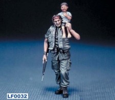 1/35 Vietnam War Soldier with Child Resin Model Kit Military Diorama Figure