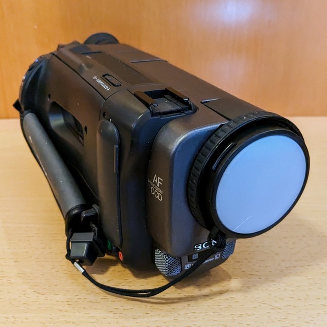 Sony Handycam videocamera Hi8 CCD-TR2200E con accessori. Sony Handycam videocamera Hi8 CCD-TR2200E con accessori.
