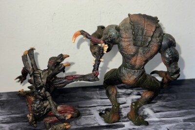 Lot of 2 Resident Evil Hunter & Chimera ToyBiz CAPCOM 1998 Action