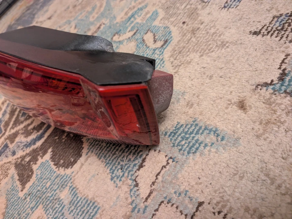 Lámpara de luz trasera LED derecha pasajero Cadillac STS 2008-2011 genuina probada OEM Foto 3 de 4