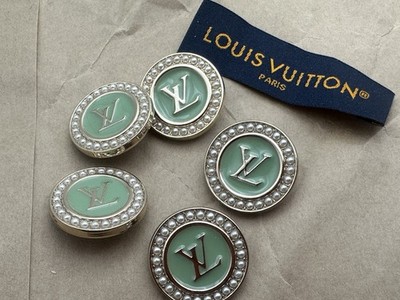 5 Louis Vuitton Metallknöpfe & Kleideranhänger, grün/blau Lv Knöpfe