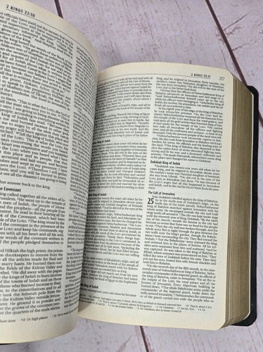 2 - Holy Bibles NIV Burgundy Black Zondervan Softcover Vtg Wear Read - Picture 5 of 23